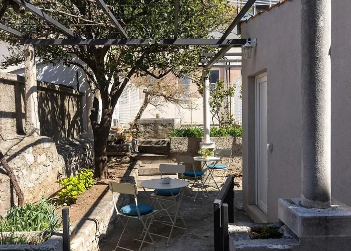 Orange Volantina Lejlighed